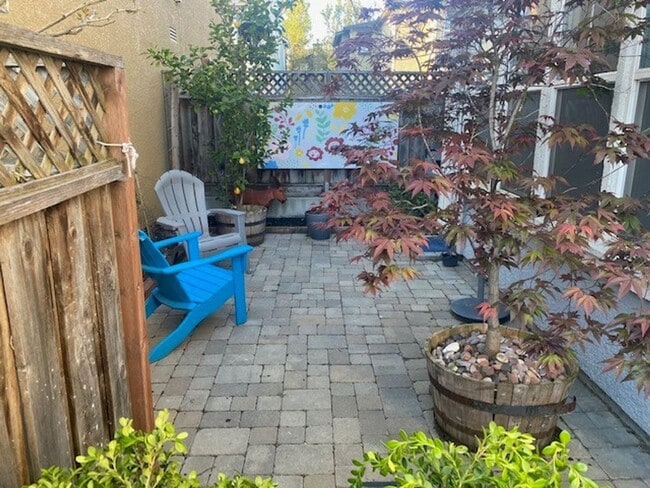 Building Photo - MODERN AND CONVENIENT 3 BR/2.5 BA LIVING I...