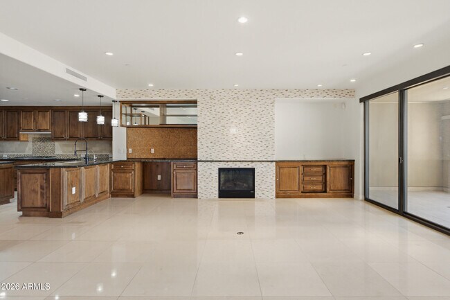 Building Photo - 7175 E Camelback Rd