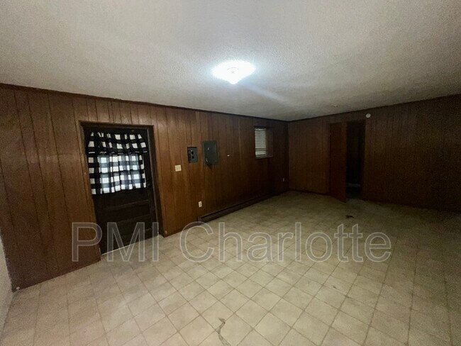 Building Photo - 3017 Arnold Dr