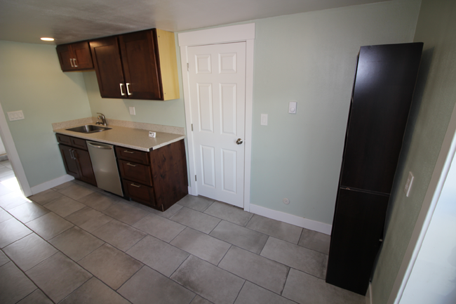 Building Photo - Spacious 3-Bedroom, 2-Bath Apartment for R...