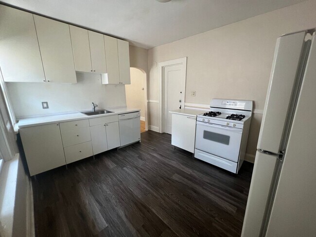 Primary Photo - 240 N Irving Ave