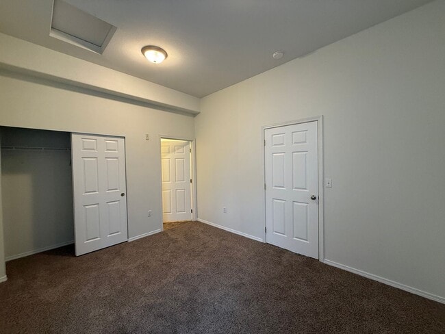 Building Photo - 4 Bed 3 Bath Gated Townhome Near Maplewood Golf
