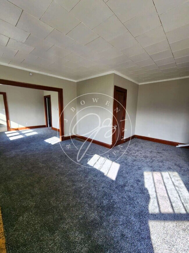 Building Photo - 1200 Sq foot lower duplex! Tons of space a...