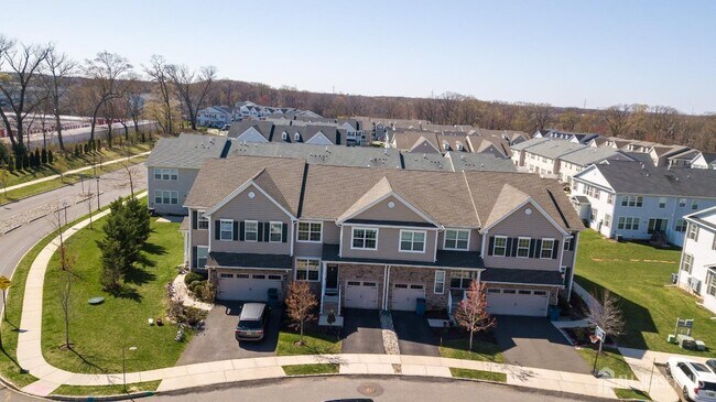 Building Photo - 4 Woodrose Ln