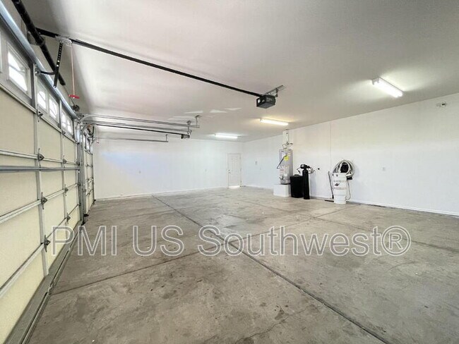 Building Photo - 3300 Ridge View Ave