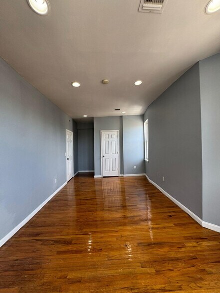 Building Photo - 489 Avon Ave