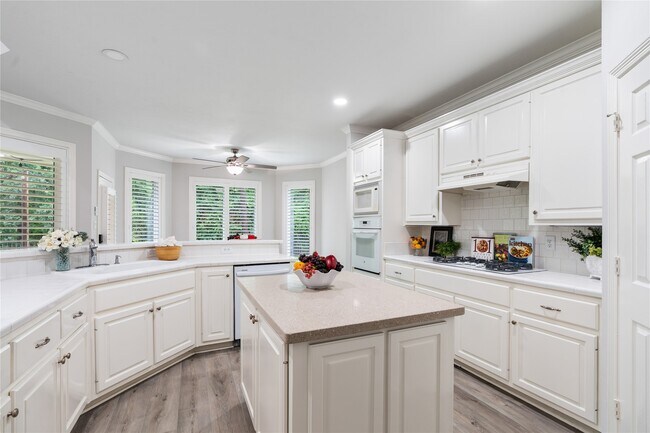 Building Photo - 25818 Overlake Dr