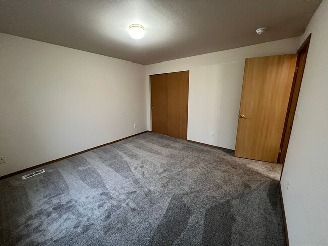 Building Photo - **PENDING APP**$500 Move In Special** Beau...