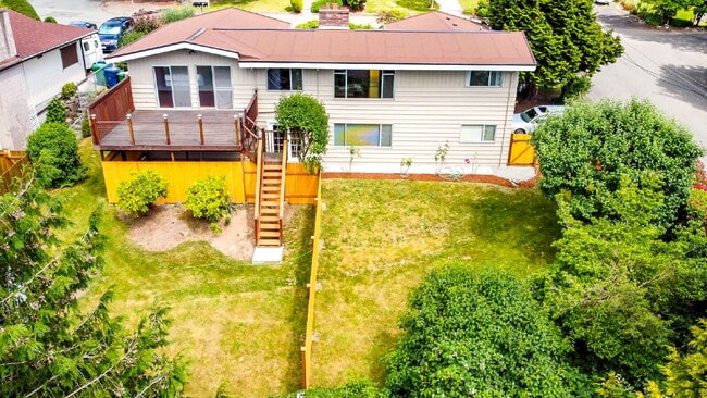 Building Photo - Cozy Unit available!