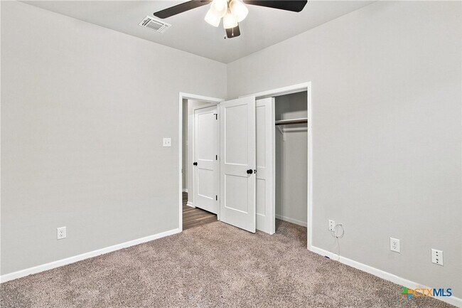 Building Photo - 2827 Fox River Dr