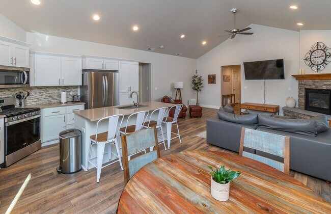 Building Photo - Furnished Spacious Home, Fully Equipped Kitchen, Garage Included