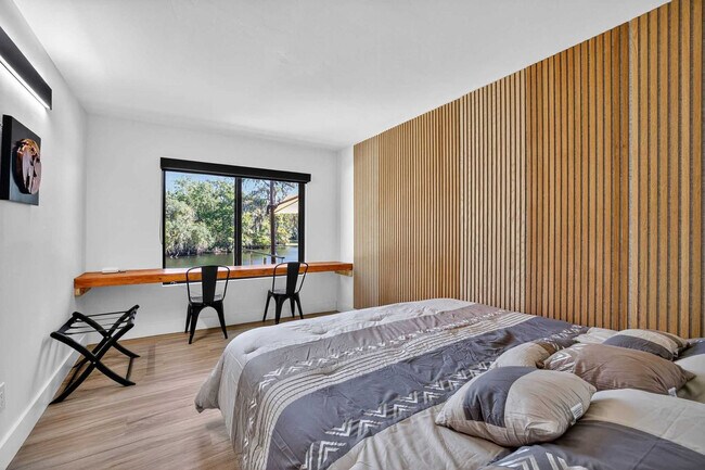 Building Photo - 511 S Riverhills Dr