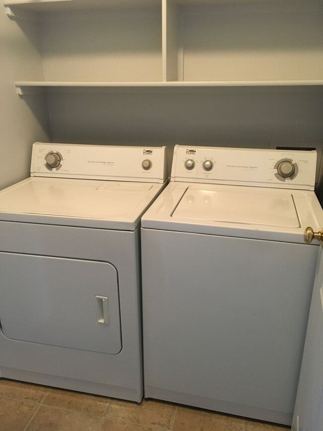 Building Photo - 3 BEDROOM, 2 BATHROOM TWIN HOME