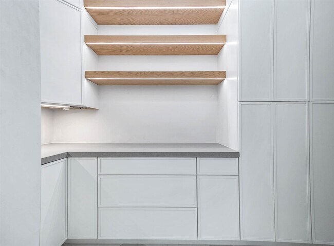 Building Photo - 408 W 30th St
