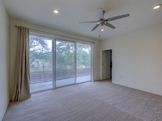 Building Photo - 604 N Bluff Dr