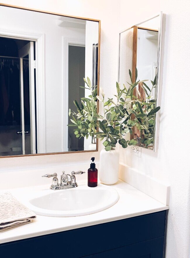 Building Photo - 3504 Shoreline Bluff Ln