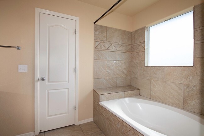 Building Photo - RECENTLY RENOVATED EASTSIDE HOME