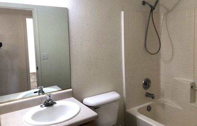 Building Photo - Centrally Located