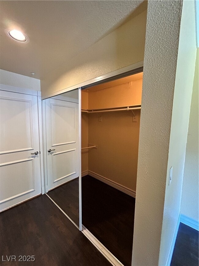 Building Photo - 220 E Flamingo Rd