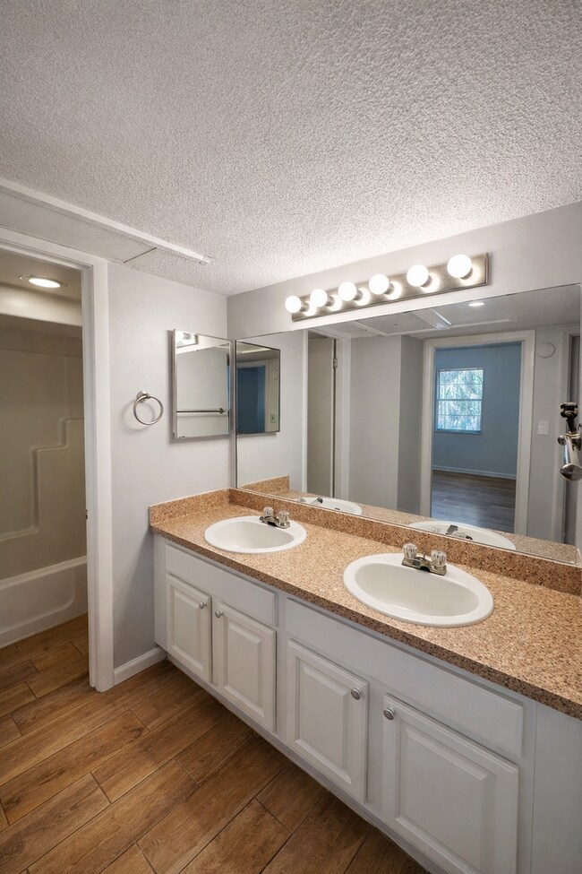 Building Photo - 2505 N Alafaya Trail