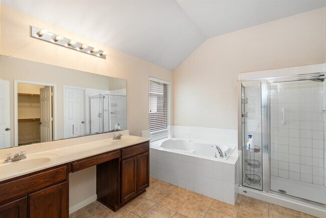Building Photo - 1511 Weatherford Dr