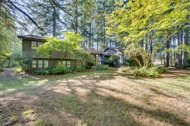 Building Photo - Mid Century Charming Bothell Retreat on 10...