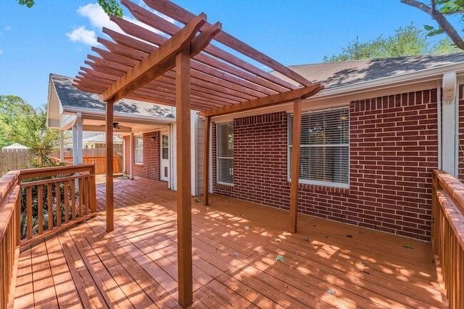 Building Photo - 351 Fantasy Ln
