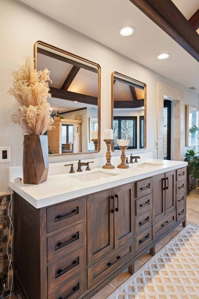 Building Photo - Fully-Furnished Luxurious Home in Nevillewood