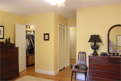 Building Photo - Gorgeous 4/3 Home with fenced yard and garage
