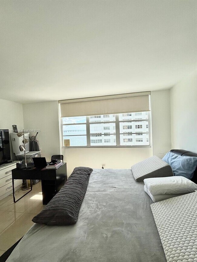 Building Photo - 801 Brickell Bay Dr