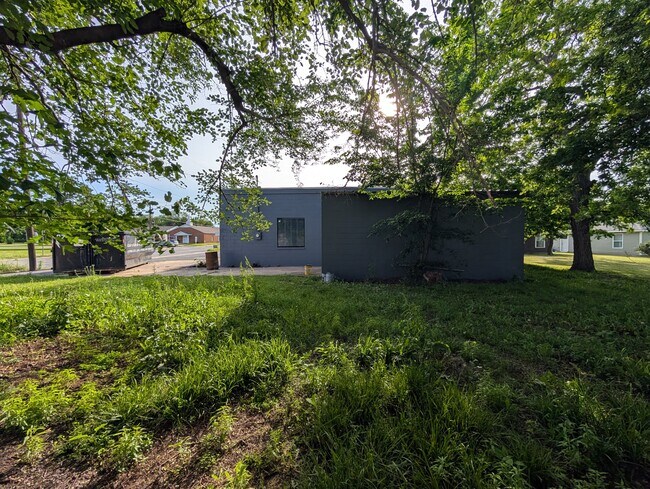 Building Photo - 430 E Brockett St