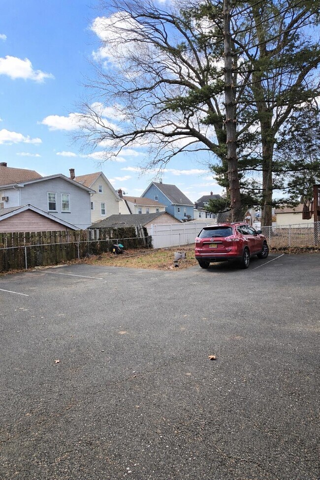 Building Photo - 438 Devon St