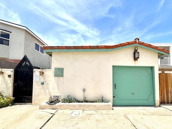 Building Photo - 1205O | Spanish Beach Bungalow Retreat | M...