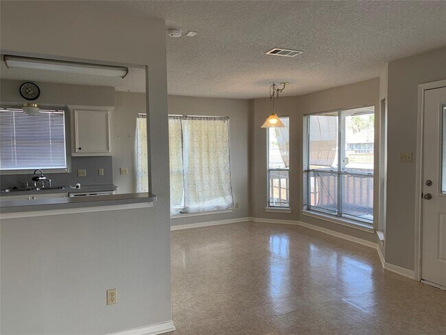 Building Photo - 585 Warsaw Dr