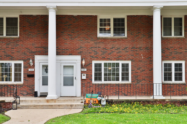Building Photo - 925 N Prairie Ave