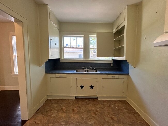 Building Photo - Beautiful 1 Bedroom Highland Duplex with bonus flex room!