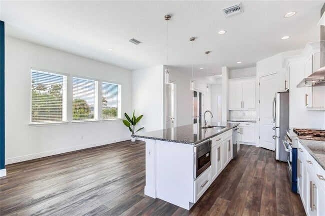 Building Photo - 635 115th Ave