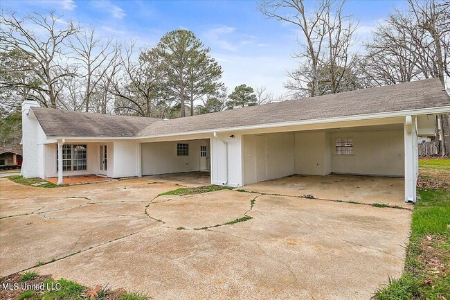 Building Photo - 249 Bay Park Dr