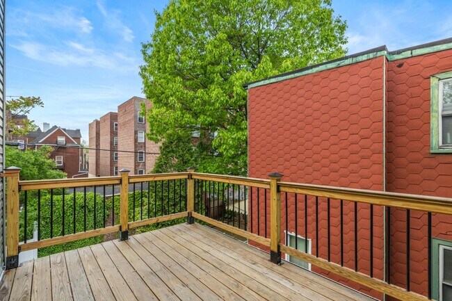 Building Photo - 133 Hutton St