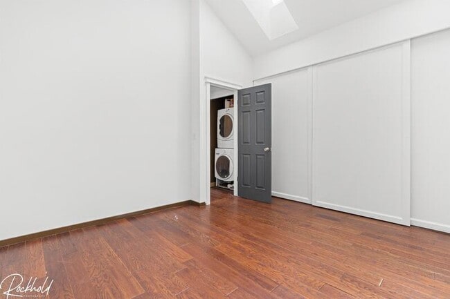 Building Photo - 1253 S Flower Cir