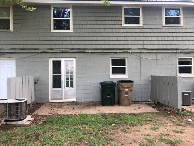 Building Photo - 2 bed, 1 bath condo
