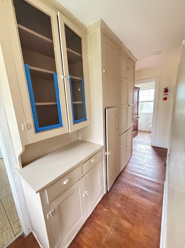 Building Photo - Well-Maintained 2-Bed Near Transit and Dow...