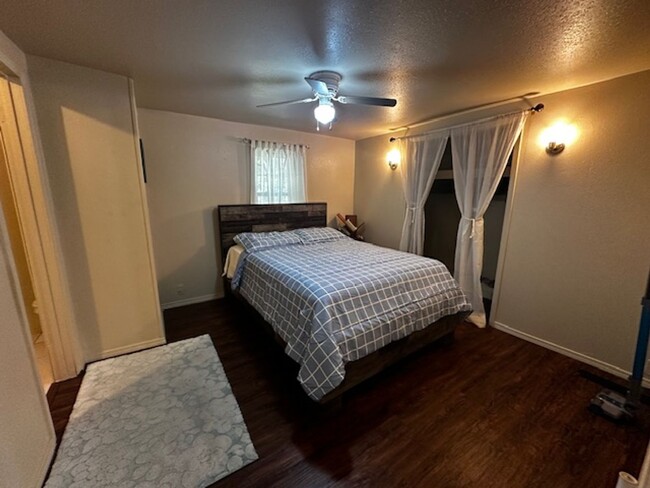 Building Photo - Beautifly remodeled 3bed 2bath Fully Furni...