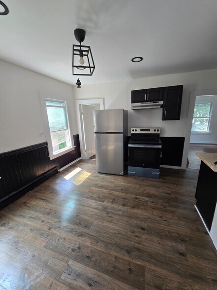 Primary Photo - 135 Willow St