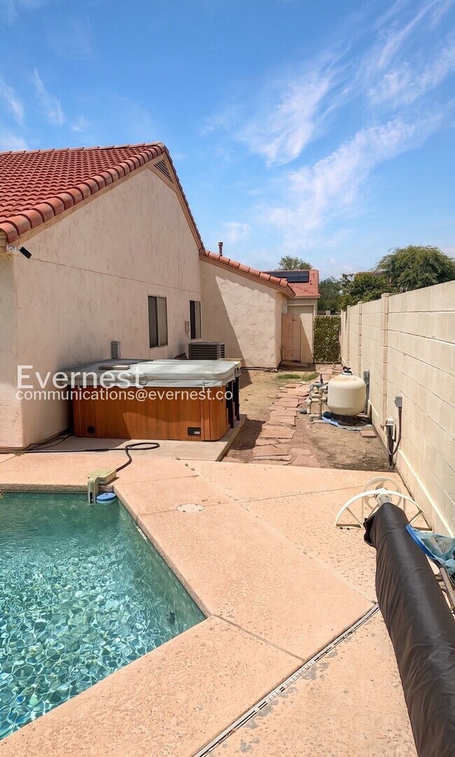 Building Photo - 4 Bed/2 Bath Home with Private Pool & 3-Car Garage / Vouchers Accepted / Available Now!