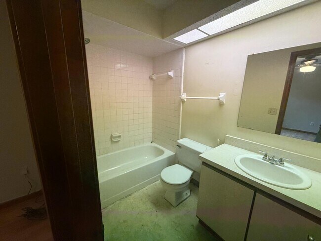Building Photo - 5549 Cabot Dr N