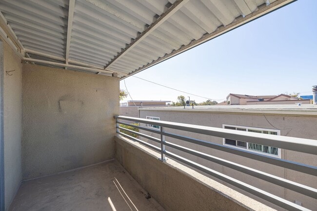 Building Photo - Pacific Beach condo now available, excellent location!