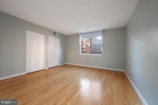 Building Photo - 3800 Fairfax Dr