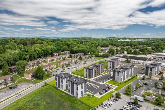 Building Photo - 3 Meadows Ln