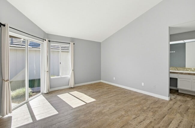 Building Photo - Beautifully Maintained 2 Bed / 2 Bath Home in Gated West Village Community